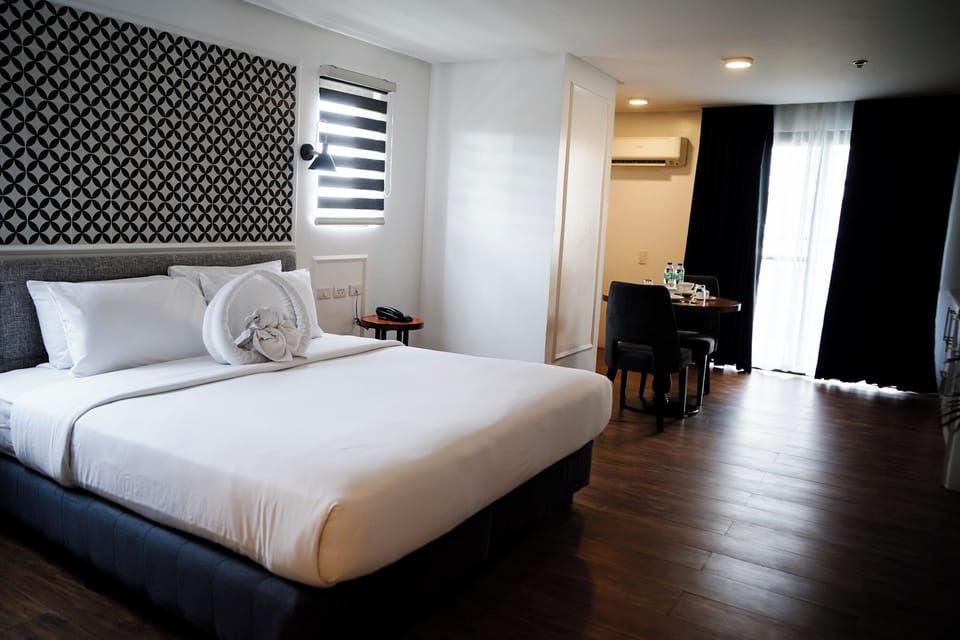 Business Executive | Premium bedding, minibar, in-room safe, desk