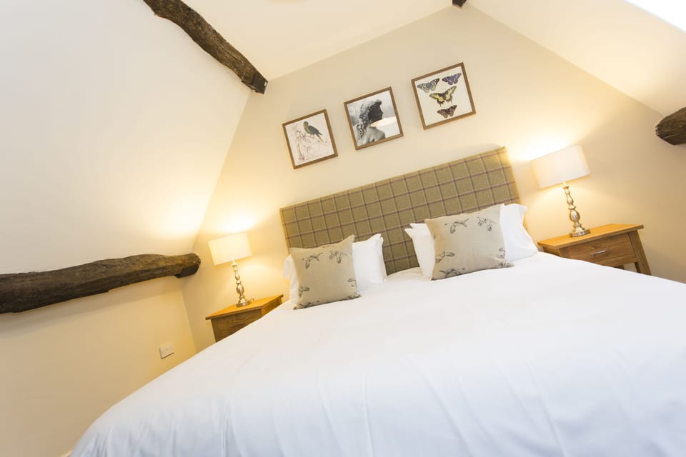 Premium Double Room, Ensuite | Desk, blackout drapes, iron/ironing board, free WiFi