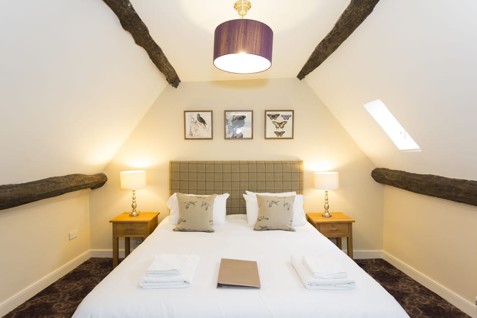 Premium Double Room, Ensuite | Desk, blackout drapes, iron/ironing board, free WiFi