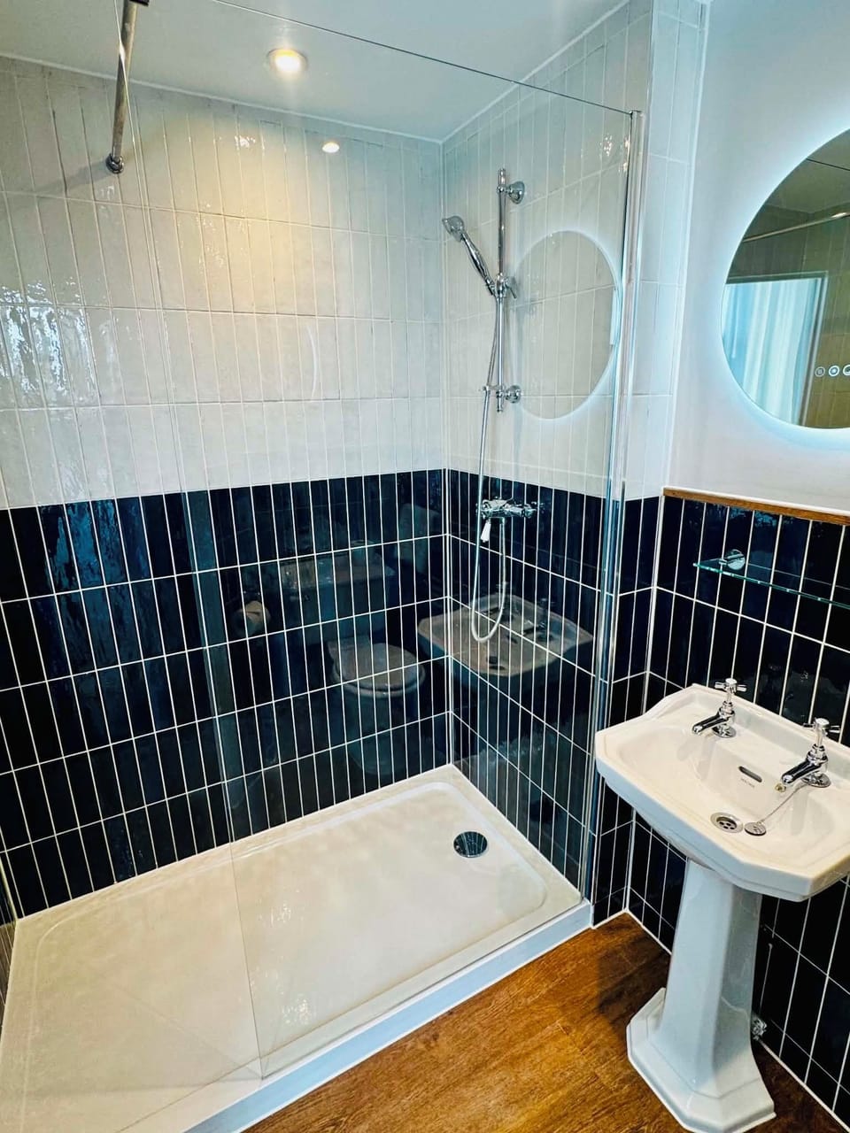 Deluxe Twin Room, 2 Twin Beds | Bathroom | Free toiletries, hair dryer, towels