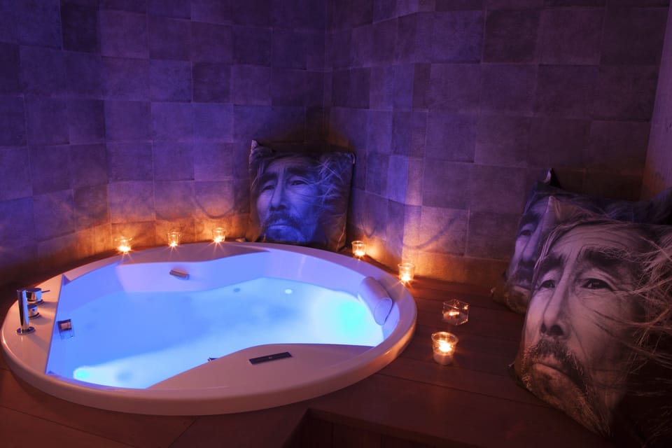 Sauna, hot tub, steam room, body treatments, body scrubs, facials