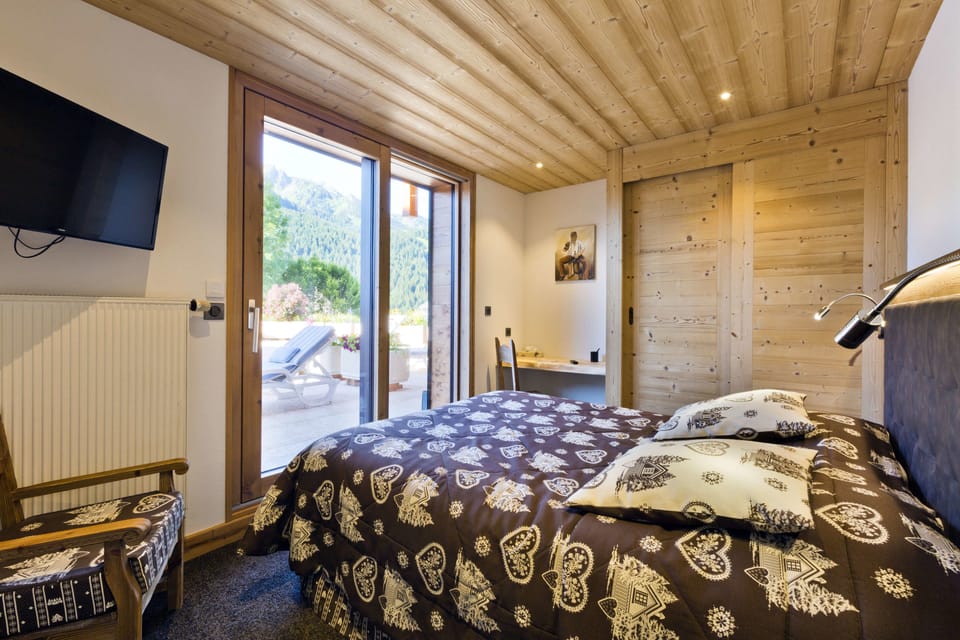 Premium bedding, in-room safe, individually decorated, desk