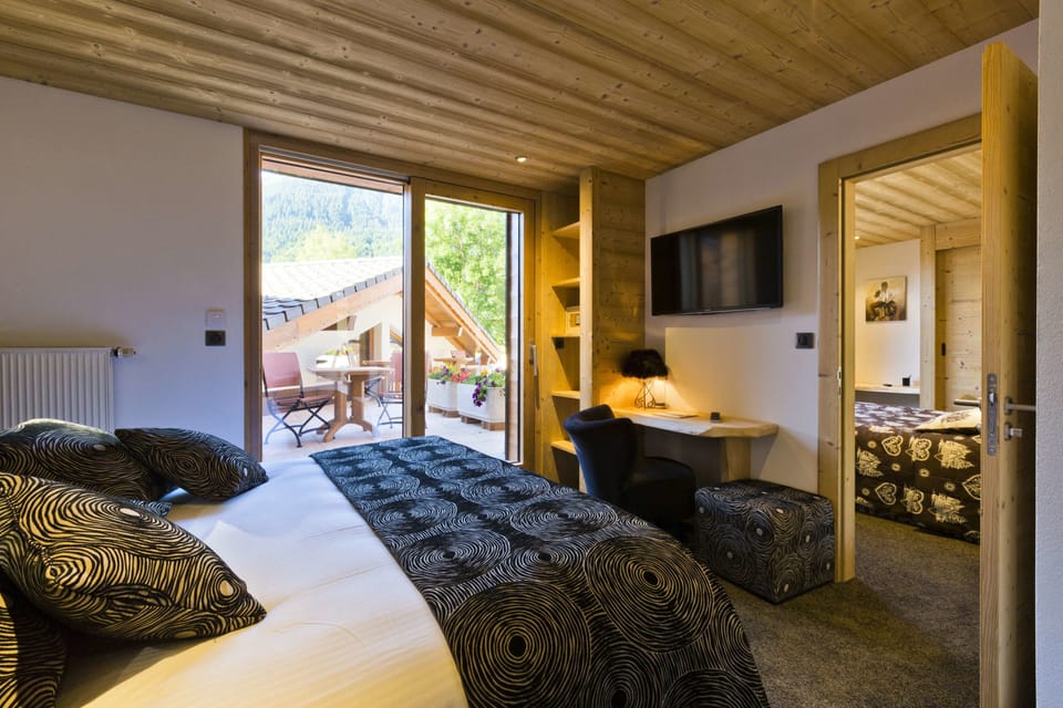 Superior Quadruple Room, 2 Bedrooms, Non Smoking, Connecting Rooms | Premium bedding, in-room safe, individually decorated, desk