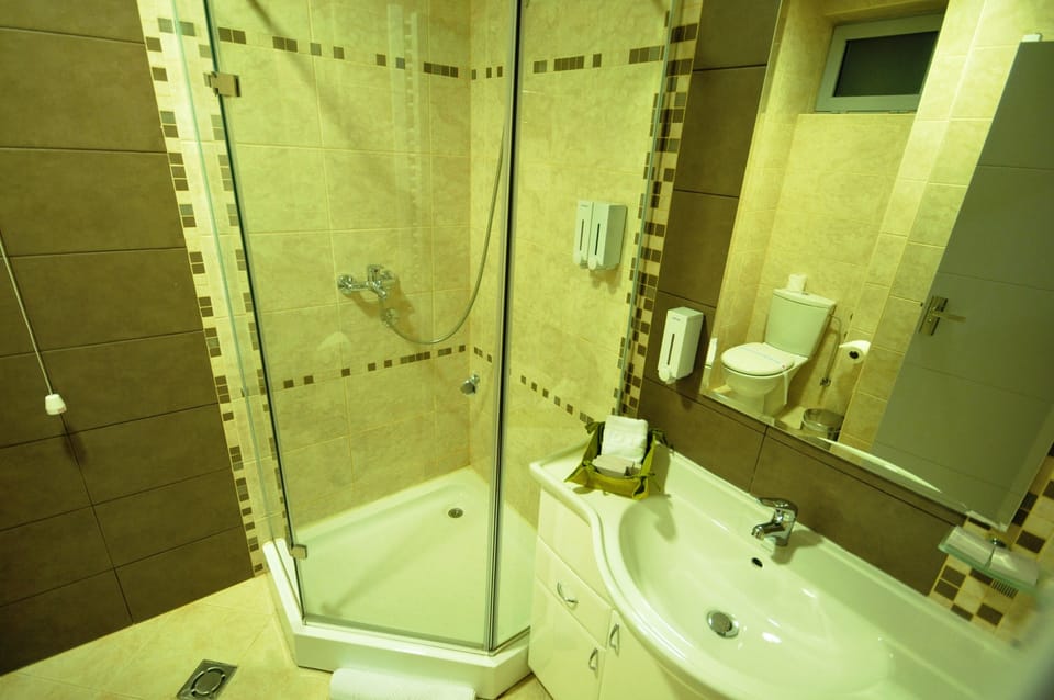 Junior Suite | Bathroom | Free toiletries, hair dryer, slippers, towels