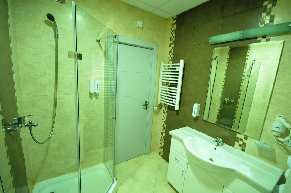 Junior Suite | Bathroom | Free toiletries, hair dryer, slippers, towels