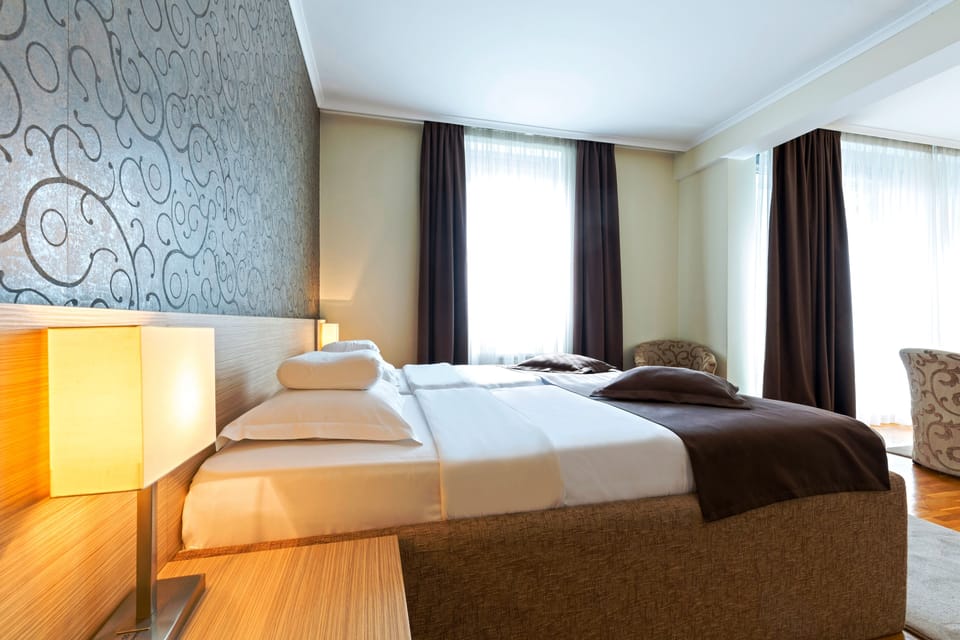 Junior Suite | Minibar, in-room safe, desk, blackout drapes