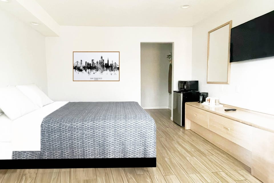 Standard Room, 1 Queen Bed, Non Smoking | Desk, laptop workspace, blackout drapes, iron/ironing board