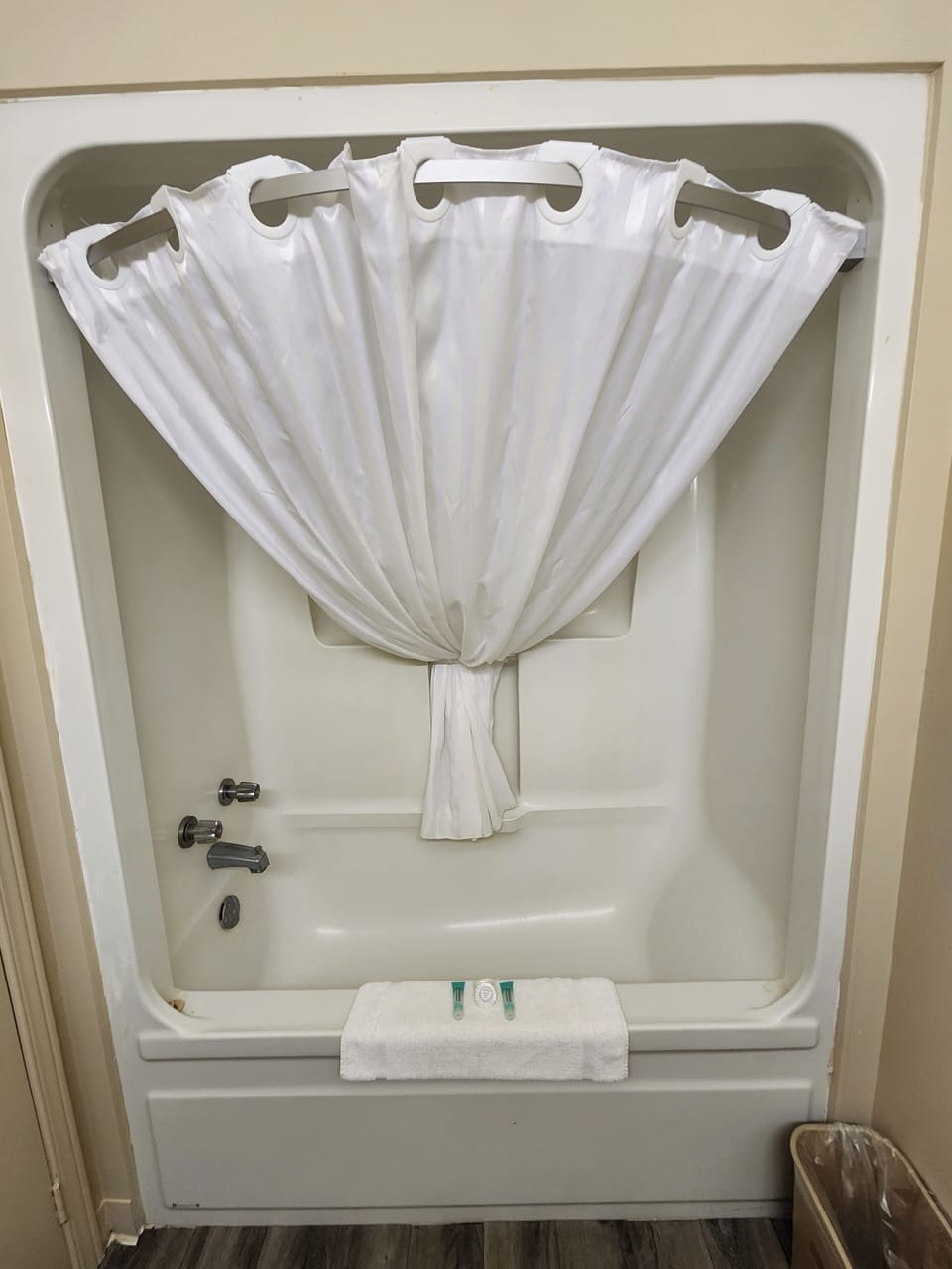 Combined shower/tub, free toiletries, hair dryer, towels