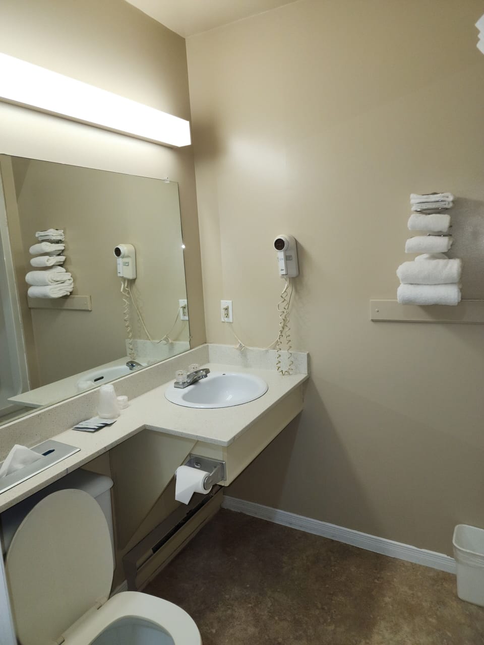 Combined shower/tub, free toiletries, hair dryer, towels