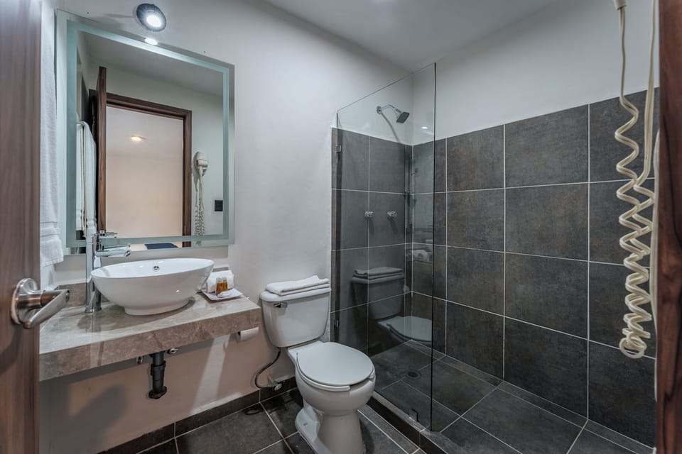 Shower, rainfall showerhead, free toiletries, towels