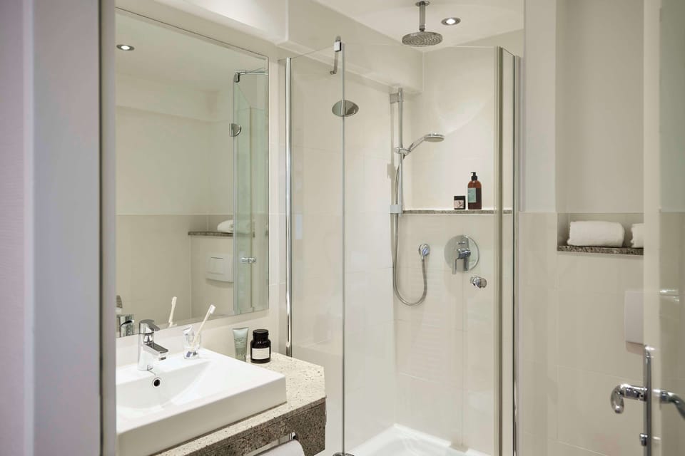 Shower, rainfall showerhead, free toiletries, hair dryer