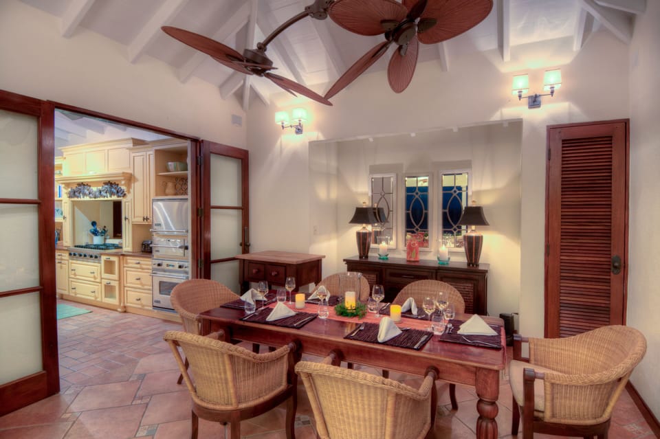 Papaya Villa - indoor dining