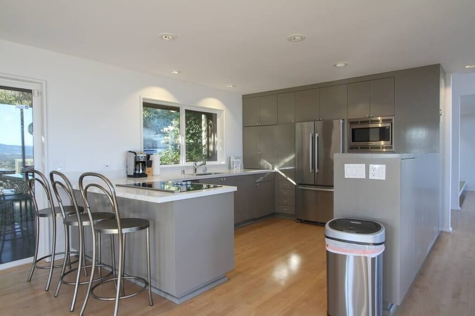 Counter seating for 3 people 