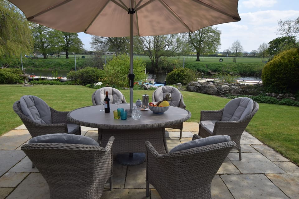 Alfresco dining by the river
