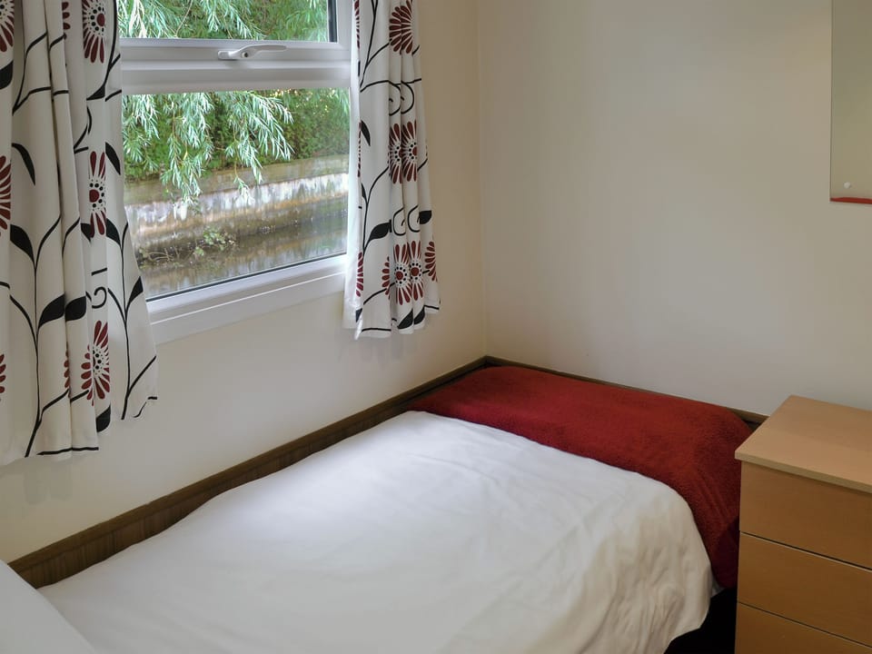 Twin bedroom | White Moth - Norfolk Riverside Cottages, Stalham