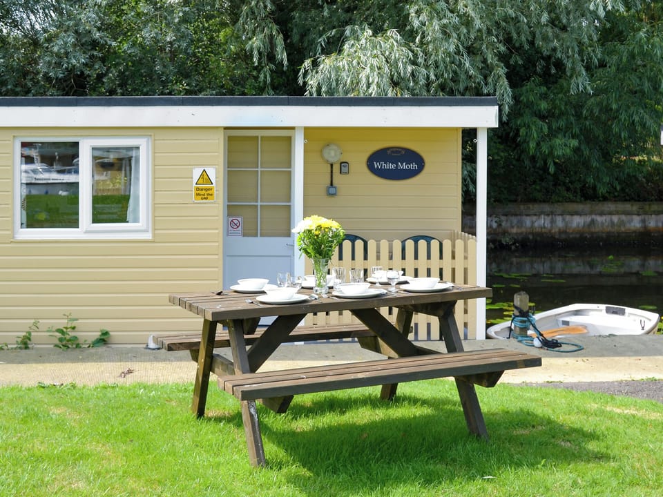 Charming sittig out area | White Moth - Norfolk Riverside Cottages, Stalham