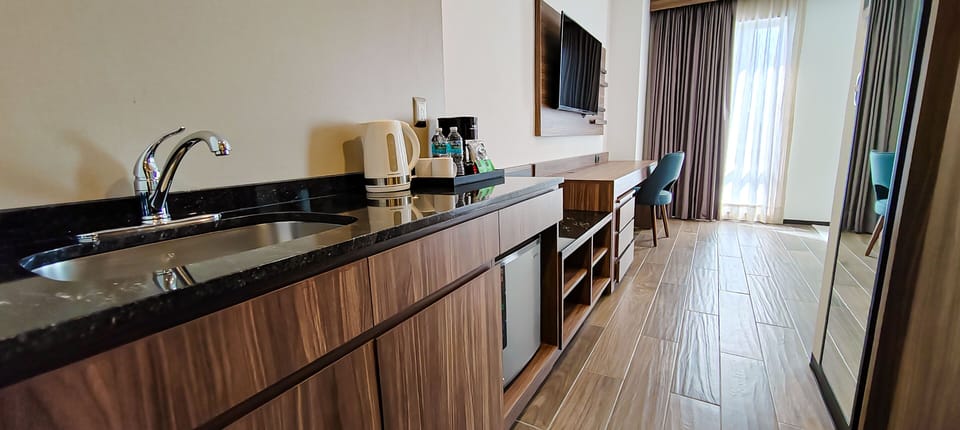 Deluxe Room, 1 Queen Bed, Non Smoking | In-room safe, desk, laptop workspace, blackout drapes