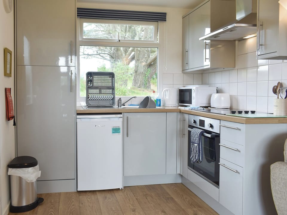 Fully appointed fitted kitchen | Chalet 6 - Mount Hawke Holiday Bungalows, Mount Hawke, near Redruth