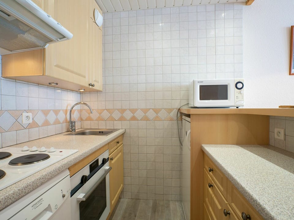 Cabinetry, Countertop, Building, Kitchen Sink, Property, Sink, Tap, Furniture, Kitchen, Kitchen Stove