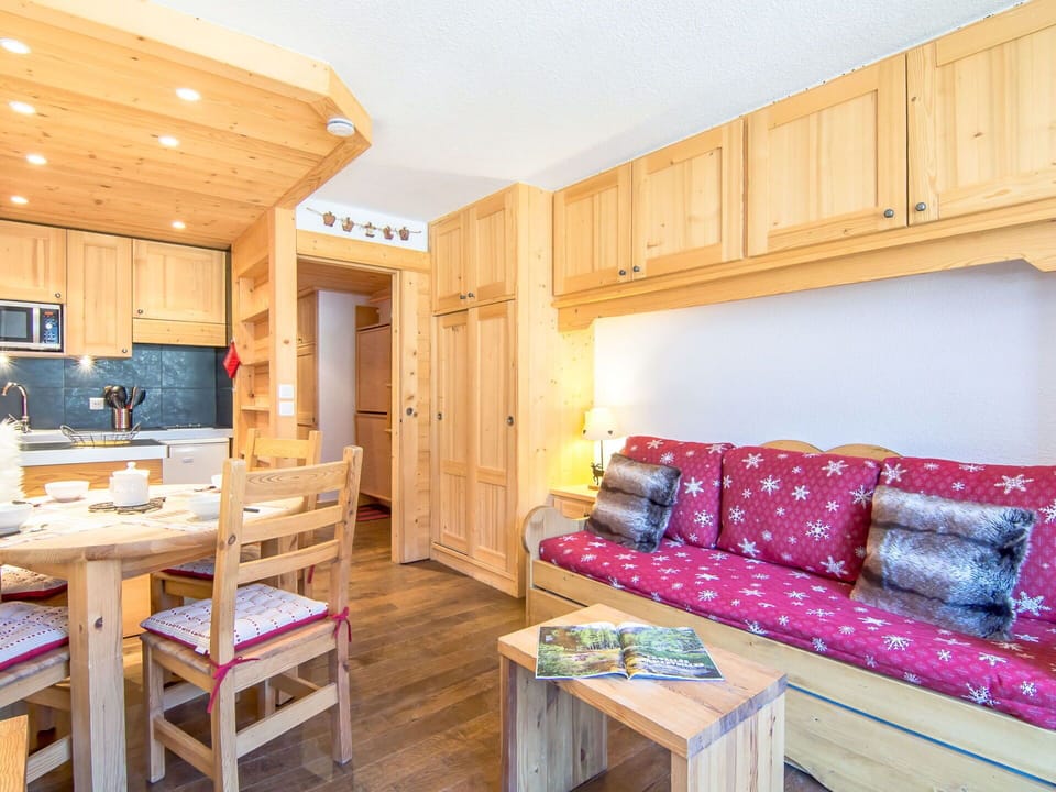 Room, Furniture, Property, Interior Design, Building, House, Home, Table, Ceiling, Suite