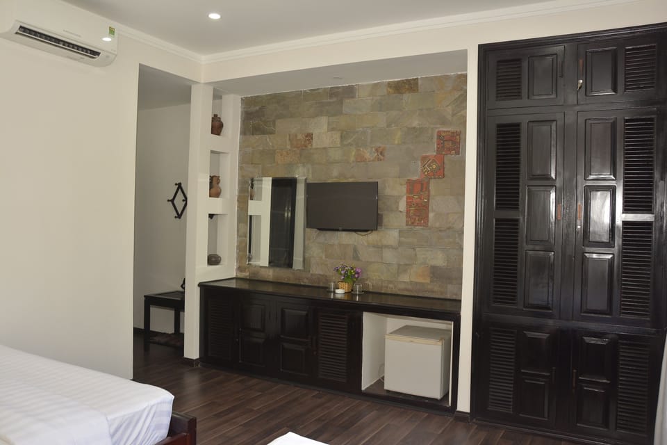 City Triple Room | Minibar, iron/ironing board, free WiFi, bed sheets