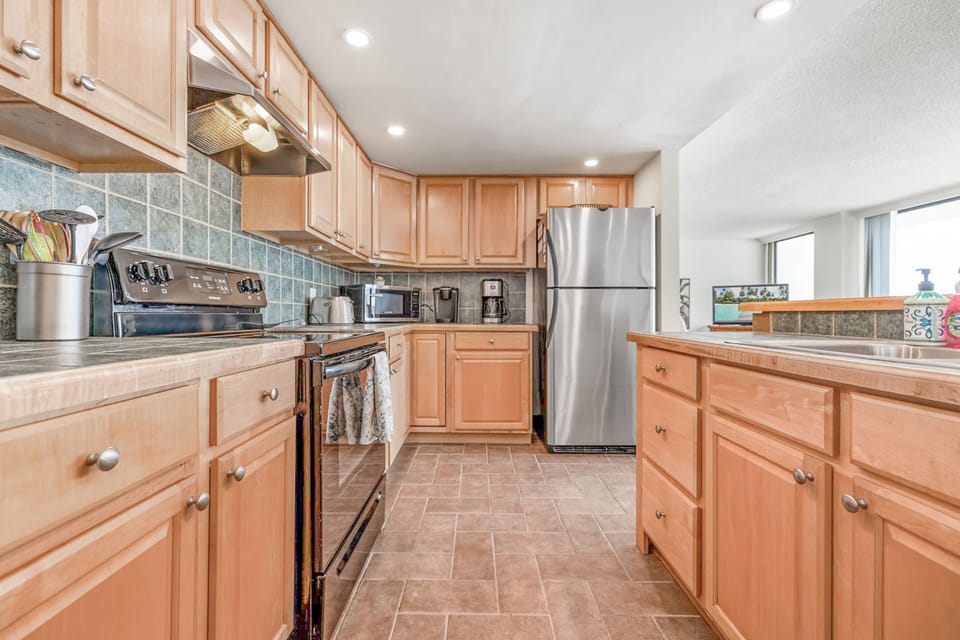 A kitchen with everything you need to cook like home.