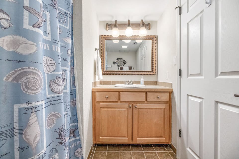 Double queen bath, shower/tub combo with 2nd sink and vanity