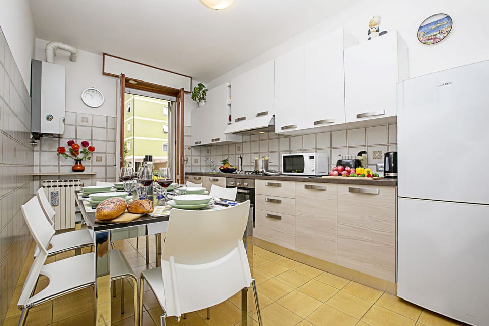 The kitchen with exit to the balcony