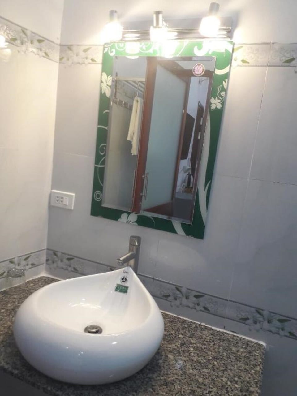 Deluxe Double Room | Bathroom | Shower, free toiletries, hair dryer, slippers