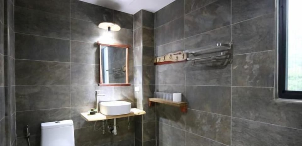 Family Room (2F) | Bathroom | Shower, hair dryer, slippers, towels