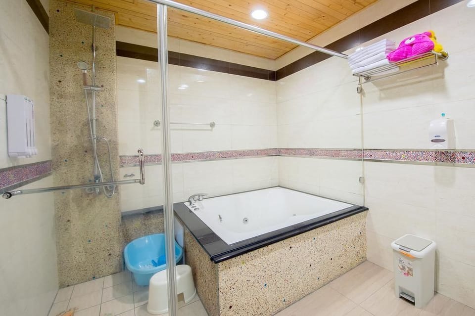 Quadruple Room | Bathroom | Free toiletries, hair dryer, slippers, towels