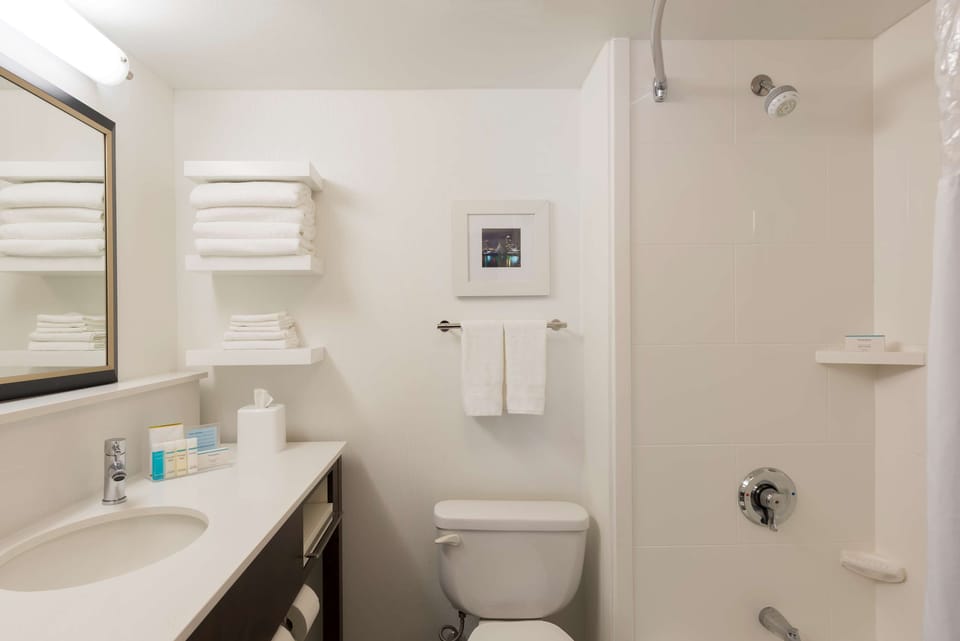 Standard Room, 2 Double Beds, Non Smoking | Bathroom | Combined shower/tub, free toiletries, hair dryer, towels