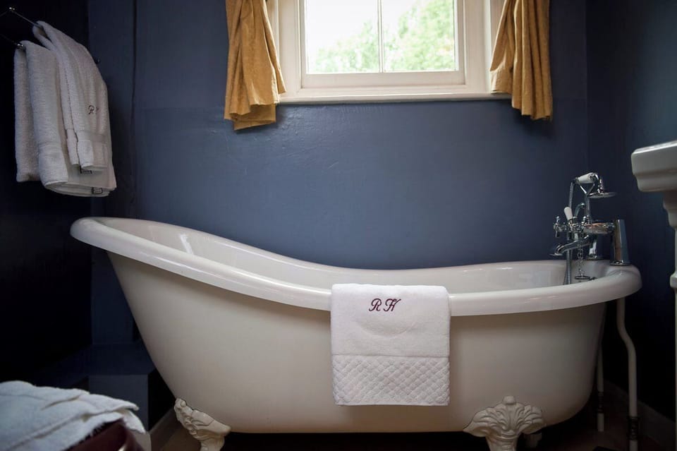 Standard Room, 1 Double Bed (Main House) | Bathroom | Free toiletries, hair dryer, towels