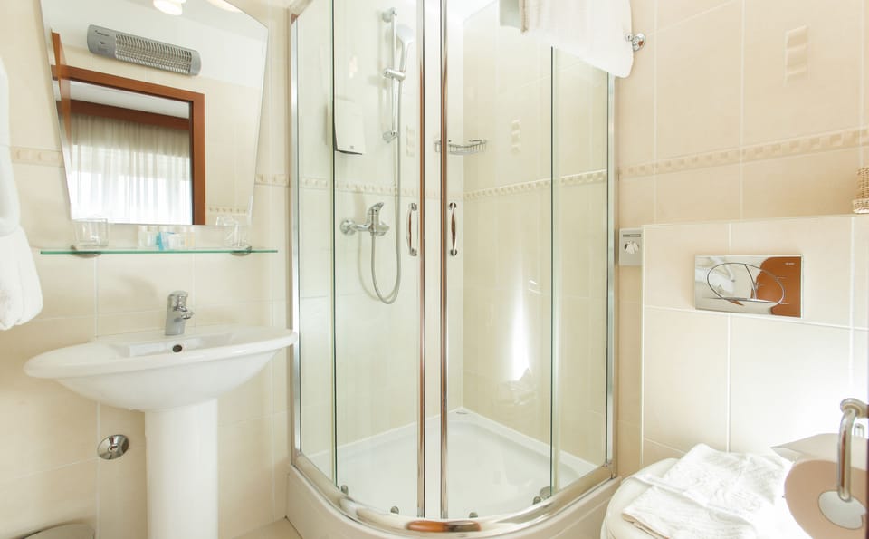 Superior Double Room, Balcony | Bathroom | Shower, free toiletries, hair dryer, towels