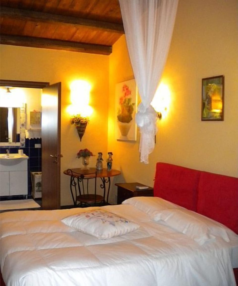 Double Room | Premium bedding, pillowtop beds, minibar, desk