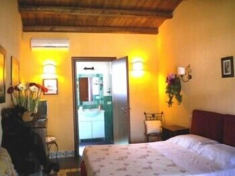 Double Room | Premium bedding, pillowtop beds, minibar, desk