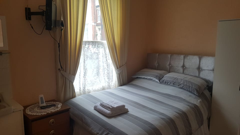 Standard Double Room, Ensuite (Room 1) | Iron/ironing board, free WiFi, bed sheets