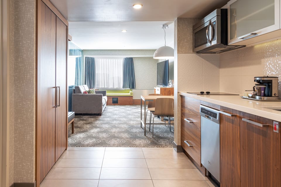 Deluxe Suite, 1 King Bed, Kitchen | 1 bedroom, premium bedding, in-room safe, desk