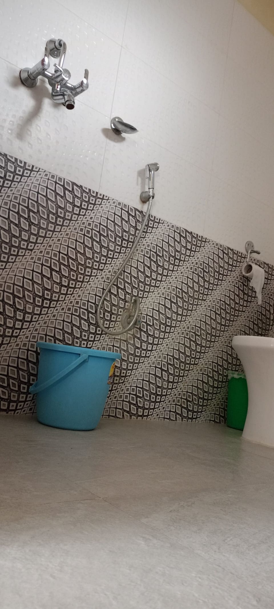 Deluxe Double Room, 1 Double Bed | Bathroom | Shower, free toiletries, slippers, towels