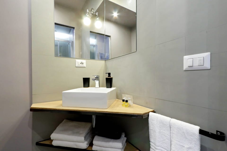 Superior Double Room | Bathroom | Shower, rainfall showerhead, hair dryer, bidet