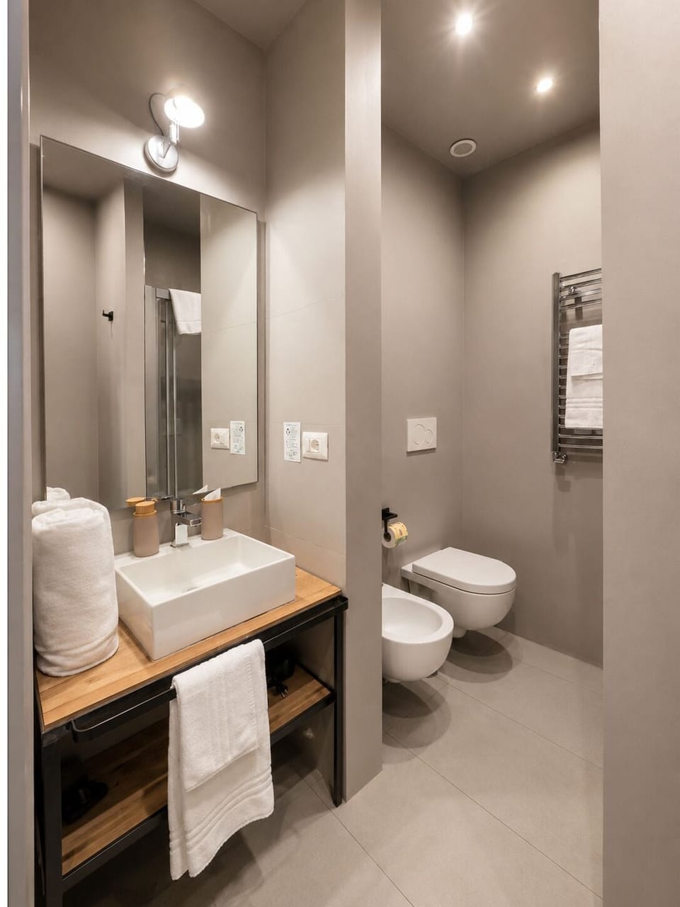 Deluxe Double Room | Bathroom | Shower, rainfall showerhead, hair dryer, bidet