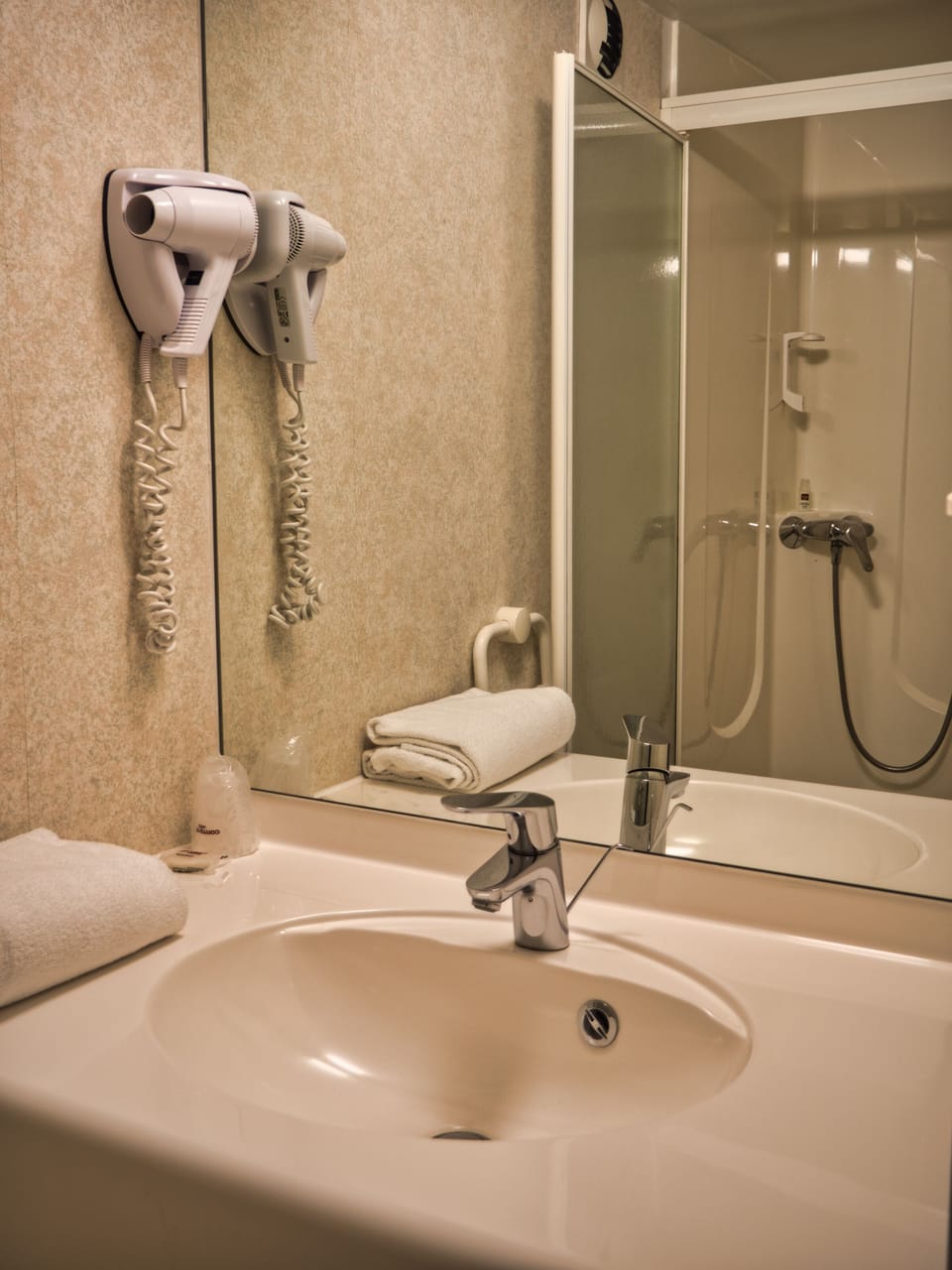 Triple Room | Bathroom | Shower, free toiletries, hair dryer, towels