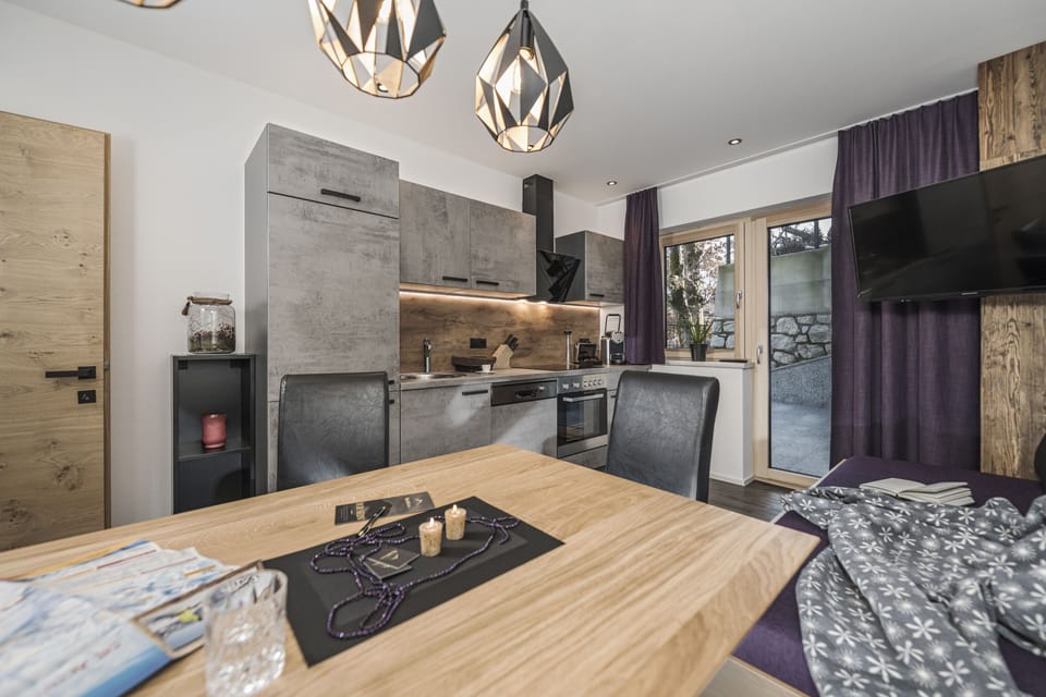 Deluxe Apartment (Apart Franz) | Private kitchen | Full-size fridge, microwave, stovetop, dishwasher
