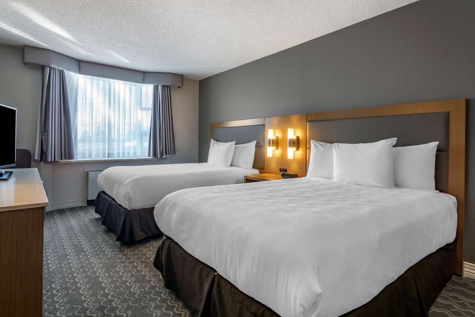 Premium bedding, pillowtop beds, in-room safe, desk