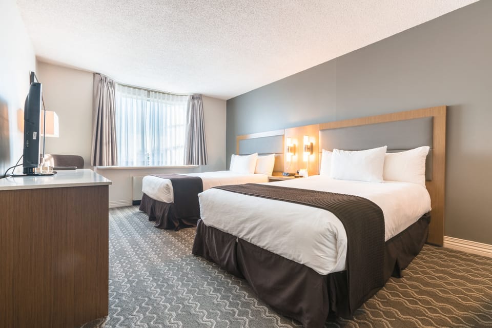 Premium bedding, pillowtop beds, in-room safe, desk