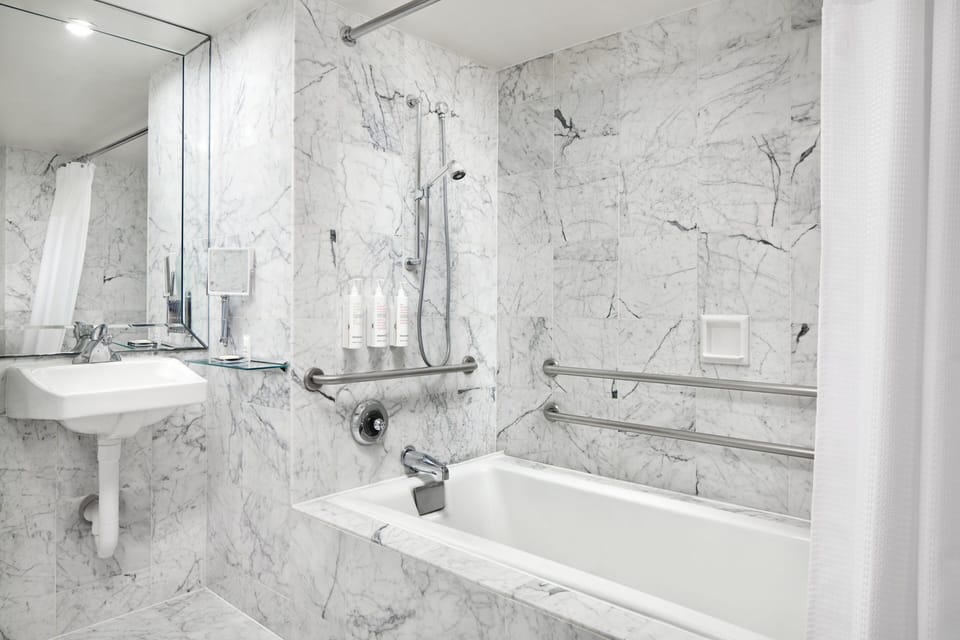 Combined shower/tub, free toiletries, hair dryer, towels