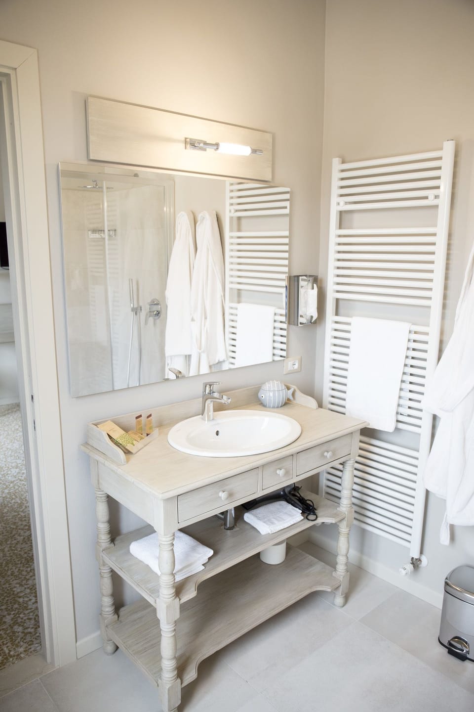 Double Room, City View (Passiflora) | Bathroom | Shower, rainfall showerhead, free toiletries, hair dryer