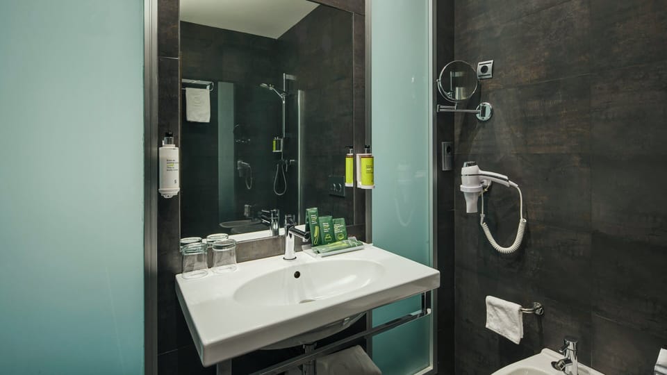 Rainfall showerhead, free toiletries, hair dryer, bidet