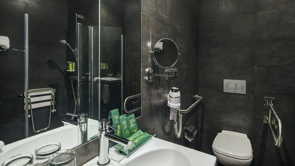 Rainfall showerhead, free toiletries, hair dryer, bidet