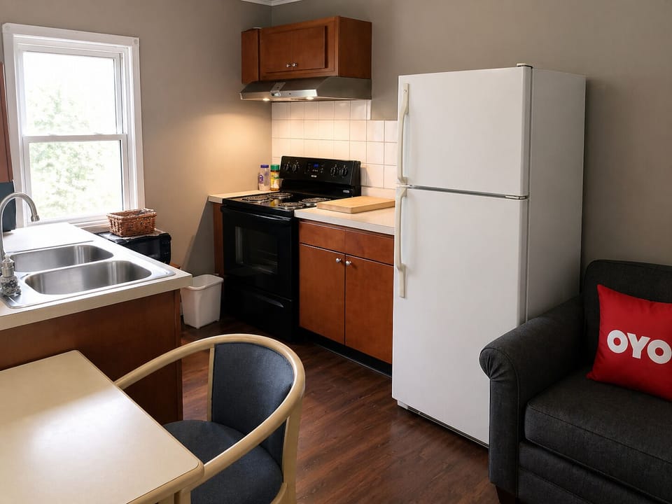 Apartment, 1 Bedroom, Kitchen | Private kitchen | Mini-fridge, microwave, coffee/tea maker